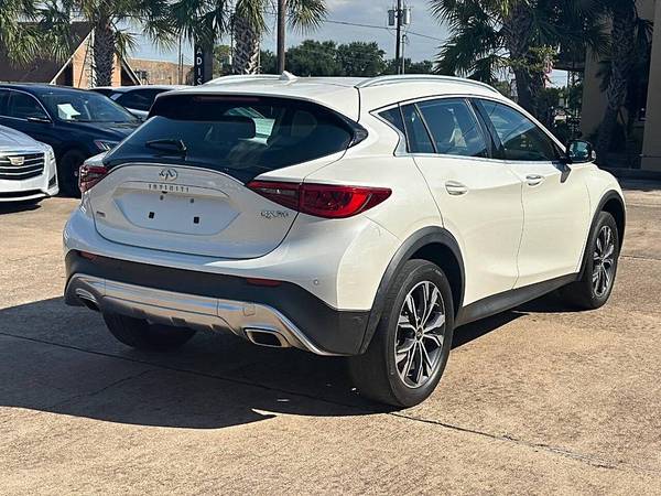 2018 Infiniti QX30 Essential AWD 4dr Crossover (midyear release) - $22,90063622447749891124