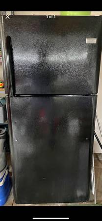 BLACK TOP FREEZER REFRIGERATOR $200 Free delivery 1