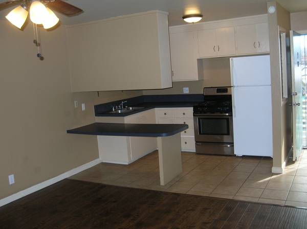 $1,350 / 1br - Apartamento de un dormitorio y estudio (Carmichael)64044027936769122