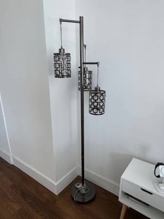 URGENT | Costco 3-Light Floor Lamp 1