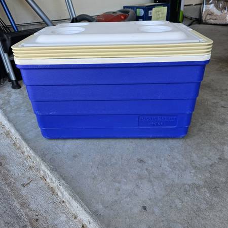 Vintage igloo with ice box & water cooler 1