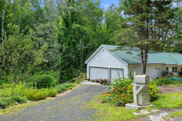 $295,000 / 2br - 1121ft2 - 524 Clear Creek Road (Burnsville)64029212614274122