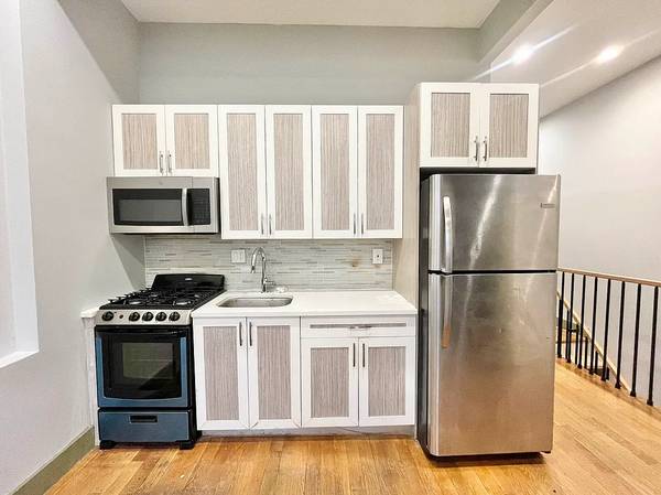 $3,700 / 3br - Amplio y luminoso de 3 habitaciones en Weeksville – 1629 St Johns Pl #4B – $3,700 (Brooklyn)63827268844161123