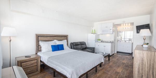 Sparkling Pool, Premium Cable TV, Swimming Pool 1