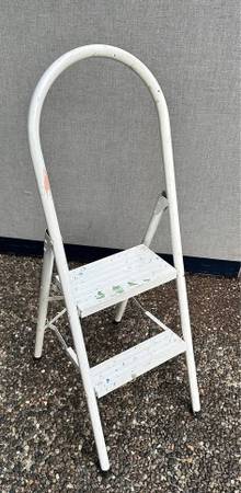 🔥 Solid Metal 2-Step Ladder – Handy, Lightweight & Ready to Work! 🔥 1