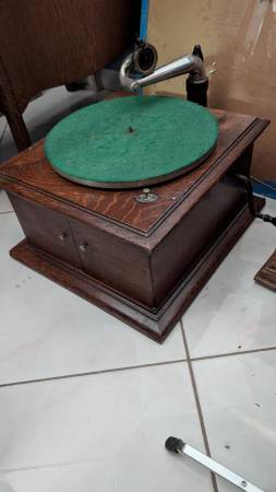 Victor Victrola phonograph