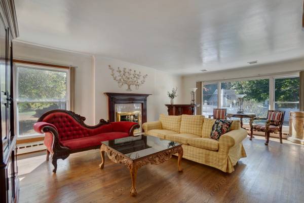 $899,000 / 7br - 2724ft2 - IN CONTRACT!Spacious Corner House with Endless Potential in Glen Cove! (Glen Cove)64033634652035121