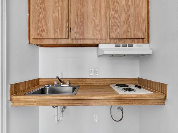 Flat Screen TVs, Free Utilities, Fully Furnished 1