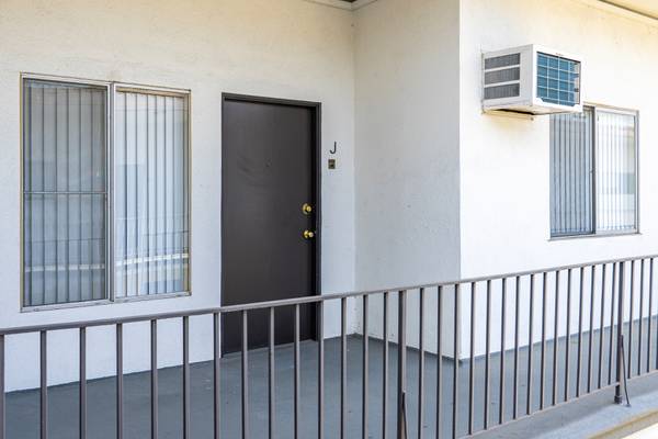 $2,225 / 2br - 760ft2 - Bright 2+1.5 in a great area! 1035 Melrose Ave. (Glendale)63840112555139123