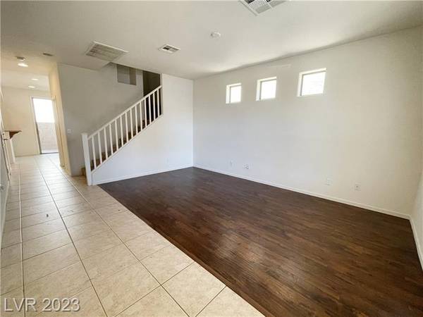 $1,825 / 3br - 1532ft2 - Cozy 1,500+ Sqft 3-bedroom house with 1-car Garage & Upgrades (Silverado Ranch - Eastern/St.Rose)63859498357763121