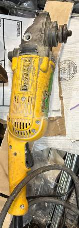 Dewalt DWE4915 9 inch grinder 1