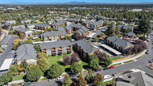 $1,745 / 2br - 866ft2 - ¡UN MES GRATIS! 2 DORMITORIOS @ PILOT BUTTE // ¡ESTACIONAMIENTO GRATIS! (2020 NE Linnea Drive Bend, Oregon)63839290612099124