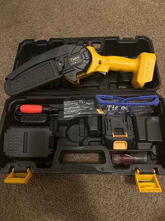 Handheld chainsaw. Like new 1