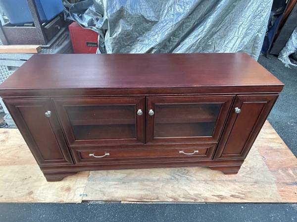 EXCELLENT QUALITY TV CABINET CAN DELIVER LOCAL IF NEEDED 1