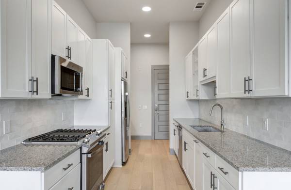 $1,874 / 596ft2 - ESTUDIO GRANDE CON LAVADORA/SECADORA, PISCINA, GIMNASIO, ESTACIONAMIENTO, ETC. (SOLO $1000 DEPÓSITO) (UPTOWN)64305649362817121