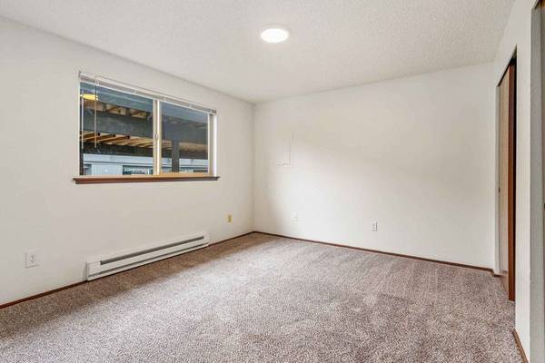 $1,805 / 3br - 1200ft2 - Amplia casa adosada en Olympia – Techos altos + Suite principal (Tumwater)63799910055937123