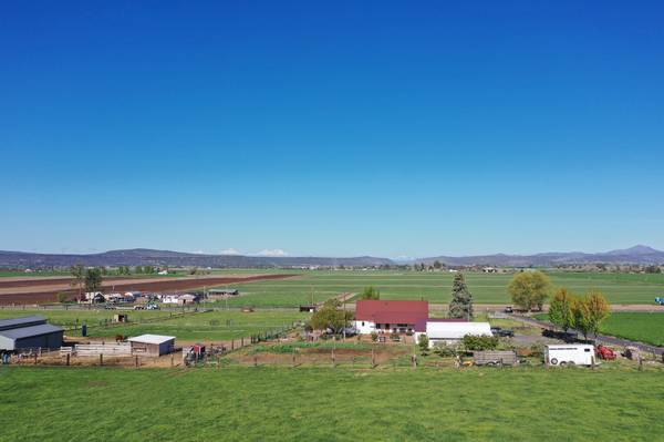 $899,000 / 4br - 2208ft2 - 10.59 Acres with 9.70 Irrigated Home & Barn (Prineville)63839292387713122