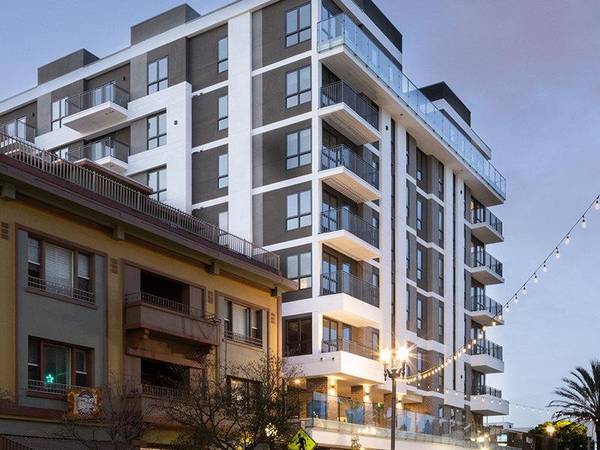 $2,411 / 1br - 742ft2 - Luxurious 1 BR/1 BA Retreat with Sky Lounge Access (Downtown Long Beach)63701205159299120
