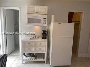 $1,300 / 1br - 600ft2 - Furnished Clean  safe area , Walk to shops (hollywood)64002011768451122