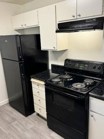 $2,645 / 2br - 920ft2 - Wood laminate flooring throughout apartment home! (Vista)63663836490499123