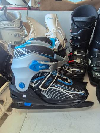 Kids Adjustable Ice Skates Adjusts to sizes 5 -9 1