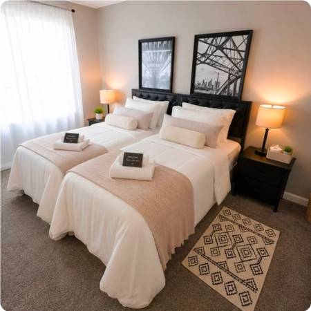 Welcome to this comfortable and versatile guest room at Victoria’s Nes 1