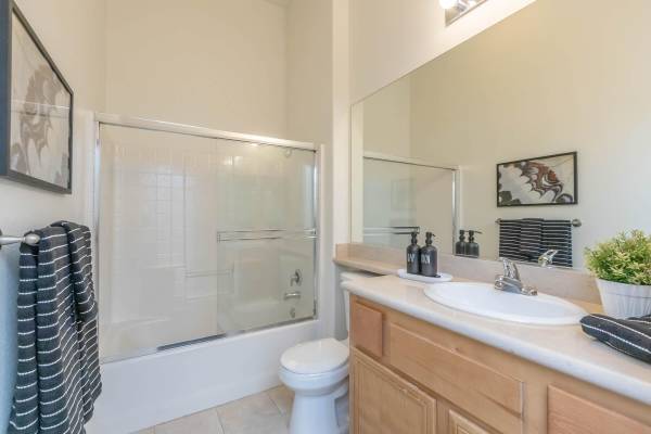 $2,789 / 2br - 1154ft2 - TownHomes: Granito, Mármol, Garajes para 2 Coches y Vistas a las Colinas ✨ (17621 W. Pauline Ct., Canyon Country, CA)63700996688897120