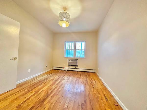 Two rooms left in FAB DUPLEX YARD LAUNDRY OFF L JZ TRAINS! Yippie :)