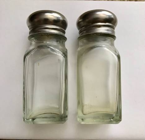 A set of glass salt and pepper shaker 1