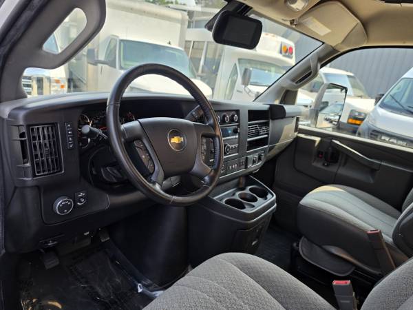 2022 Chevrolet Express 3500 17ft - Photo 11
