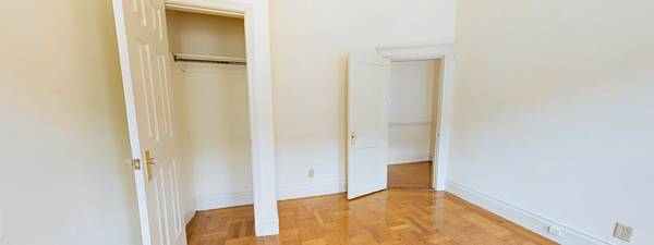 $2,700 / 1br - Fenway 1BR w/ Hardwood Floors + Parking - 10/1 – $2,700 (Boston)63996833926018122