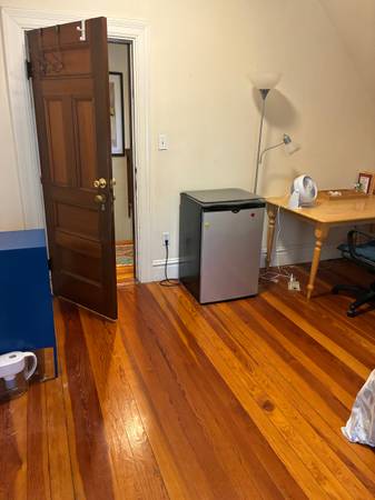 $1,300 / 3br - Female Rmmte for furnished room in Coolidge corner apr (Brookline - Coolidge Corner)63951147325059124