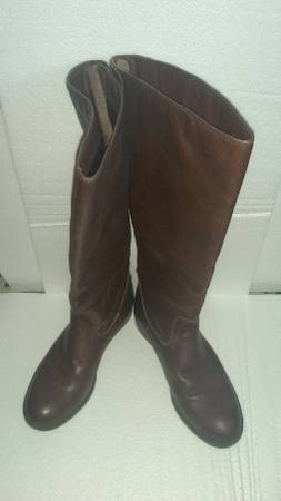 Women's size 6 1/2 boot - $1063442981023491124