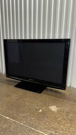 y2k panasonic television, 36” screen, model TC-P42S1 1