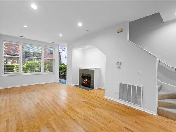 $3,400 / 2br - 1200ft2 - $3,400 / 2br - 1200ft² - Modern 2 Bed / 2 Bath Townhouse (River North)63960014634114121