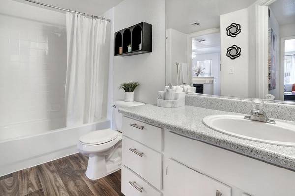 $1,350 / 2br - 950ft2 - Ideal 2 BR/2 BA with High-Speed Internet Access (West Las Vegas)63907028754819122