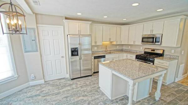 $2750.00 / 3br - 196 Vincent Unit A 3 Bed/1 Bath63907493510530121