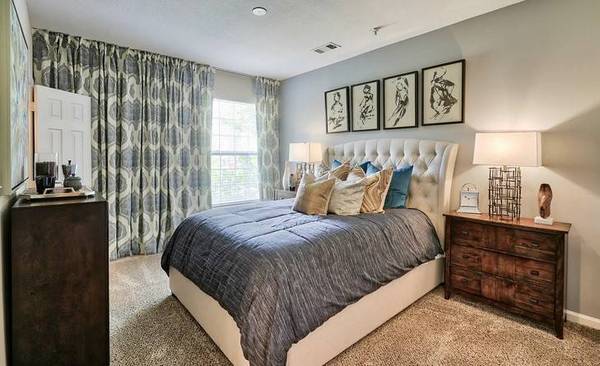 $550 Spacious bedroom with attached bath available today in clean home (Raleigh)63685997941505120