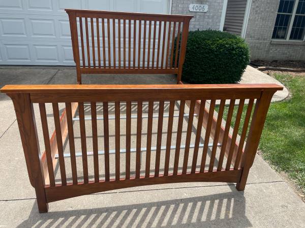 Bed-Queen Size-Wood Slat Style, Quality - $250 (Columbia MO)63471026025859121