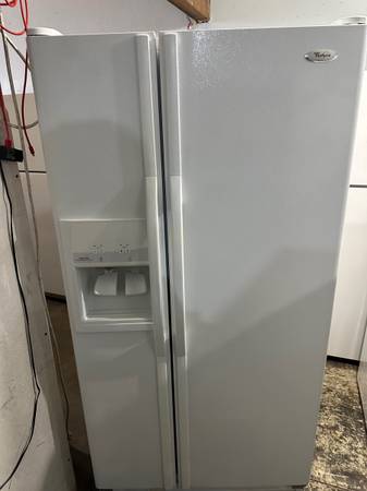 Whirlpool 33” side by side refrigerator with ice and water 1