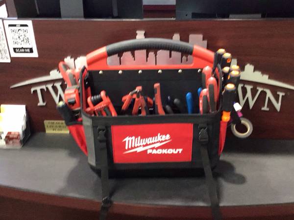 MILWAUKEE PACKOUT TOOL BOX 1