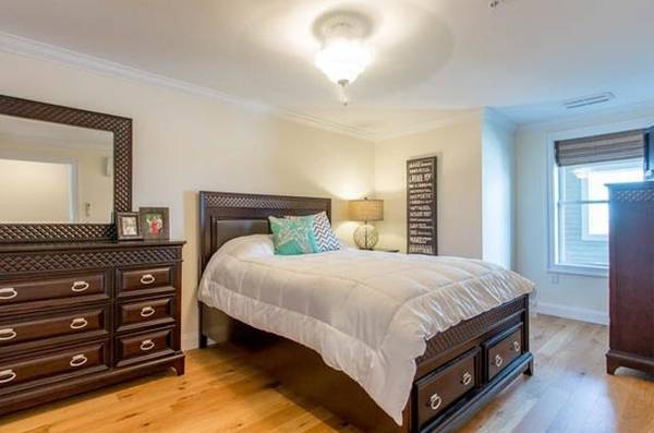 $305 / 2br - 1068ft2 - - Deluxry Dog-Friendly 2 Bedrooms Condo with Partial AC On Beachfront (Hampton Beach NH United States Of America)63932058601347123