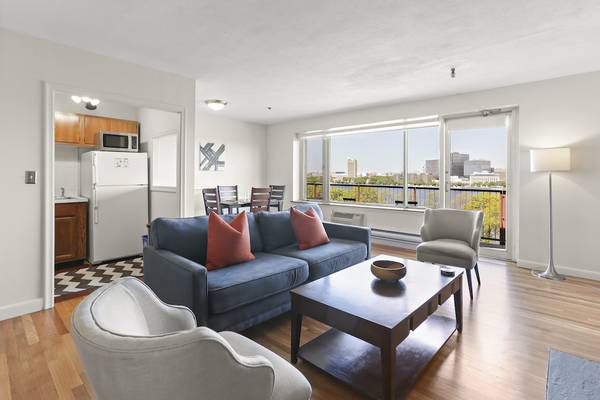 $3,500 / 1br - Furnished 1 Bed w/ Balcony and Sprawling Views (Back Bay)63611895716225121