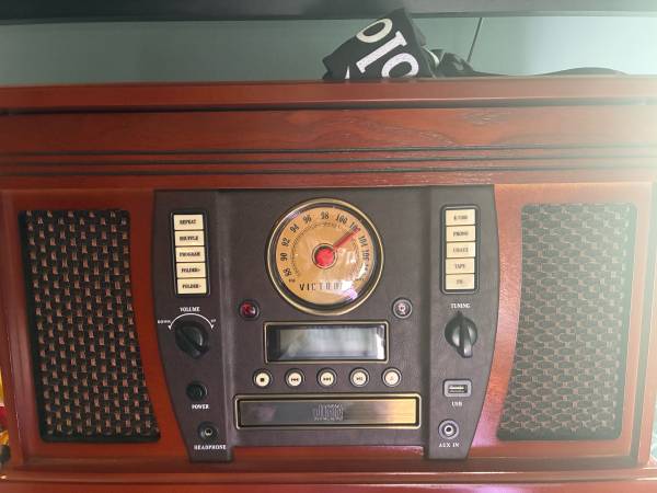 Vintage record player with records 1