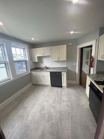 $3,000 / 2br - 1100ft2 - Hermoso primer piso en casa de dos familias con estacionamiento. Cocina y baño nuevos disponibles. ¡AHORA! (Área de Brighton Center cerca del Hospital Saint Elizabeth's.)63655303281923122