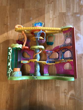Littlest Pet Shop 'Round & 'Round Pet Town 1