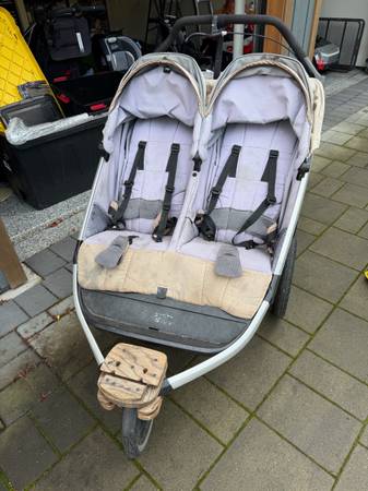 FREE double Thule jogging stroller 1