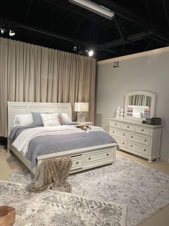 3 PCS QUEEN BEDROOM SET: QUEEN BED FRAME, NIGHTSTAND, DRESSER 1