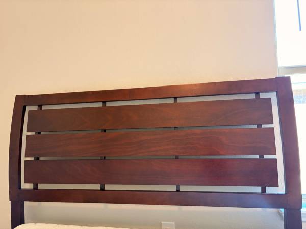 Coaster - Serenity Queen Platform Style Bed with Cut-Out Headboard 1