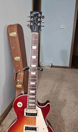 2022 Gibson Les Paul Classic wI Gibson hardshell case - $1,100 (Gillett)63471313592833123